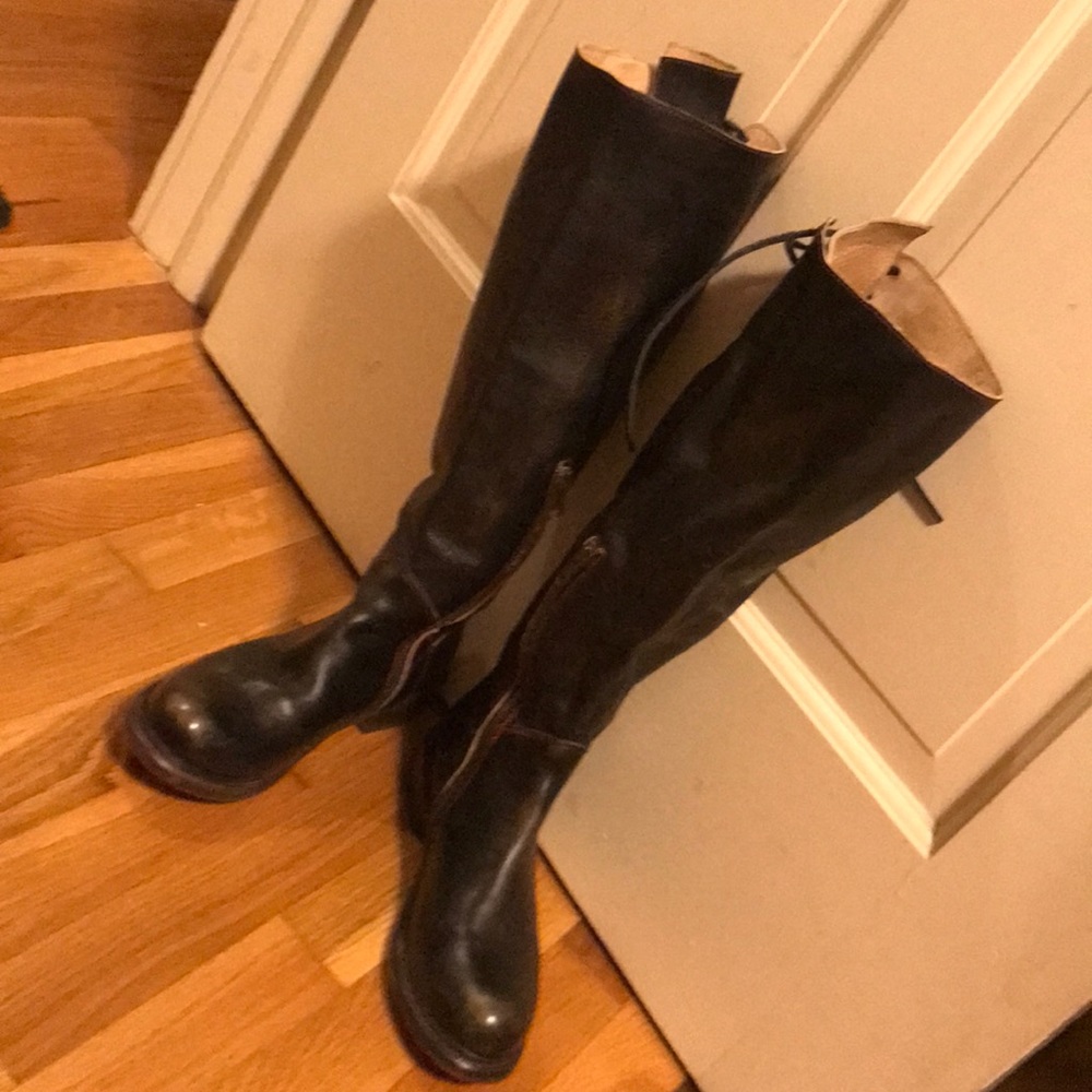 Distressed black bed Stu boots